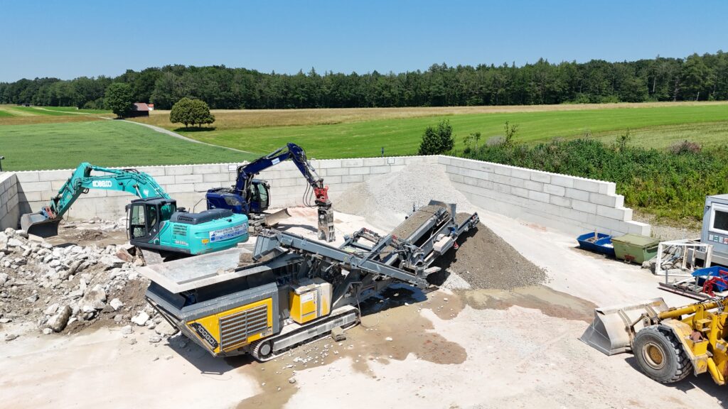 Abbrucharbeiten und Rückbau mit Bagger bei Landsberg am Lech