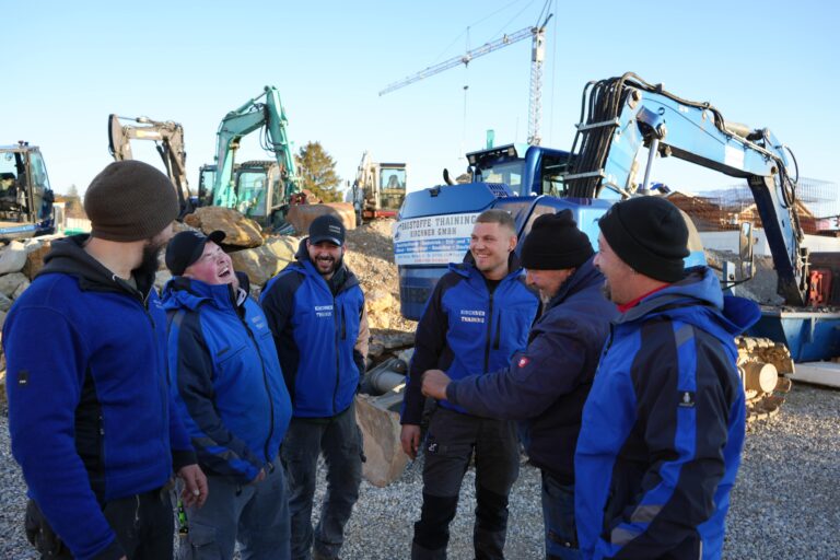 Baustelle und Fuhrpark der Baustoffe Thaining Kirchner GmbH