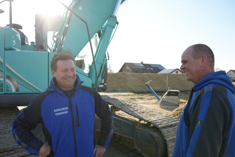 Baustelle und Fuhrpark der Baustoffe Thaining Kirchner GmbH