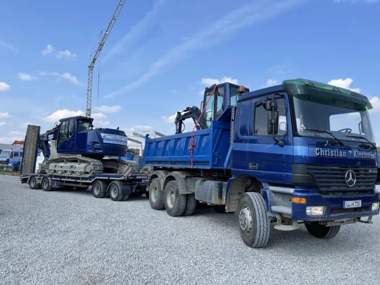 Bautransport mit Lkw und Tieflader im Raum Landsberg am Lech
