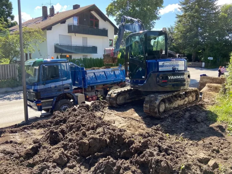 Bautransport mit Lkw und Tieflader im Raum Landsberg am Lech