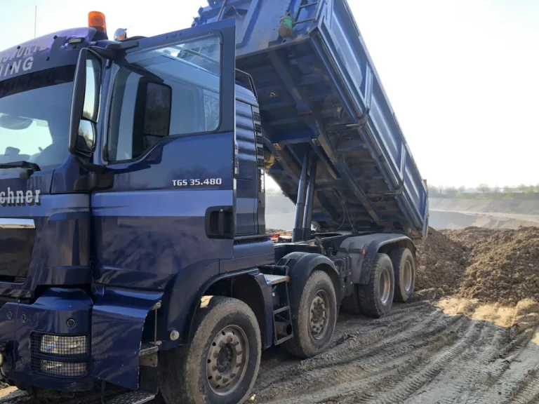Bautransport mit Lkw und Tieflader im Raum Landsberg am Lech