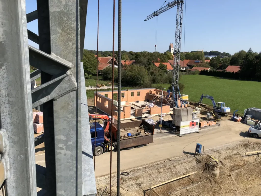 Baukran im Einsatz auf einer Baustelle bei Landsberg am Lech
