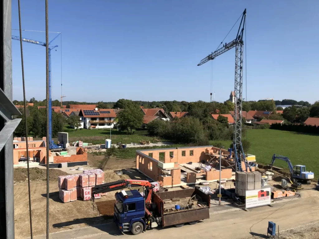 Baukran im Einsatz auf einer Baustelle bei Landsberg am Lech