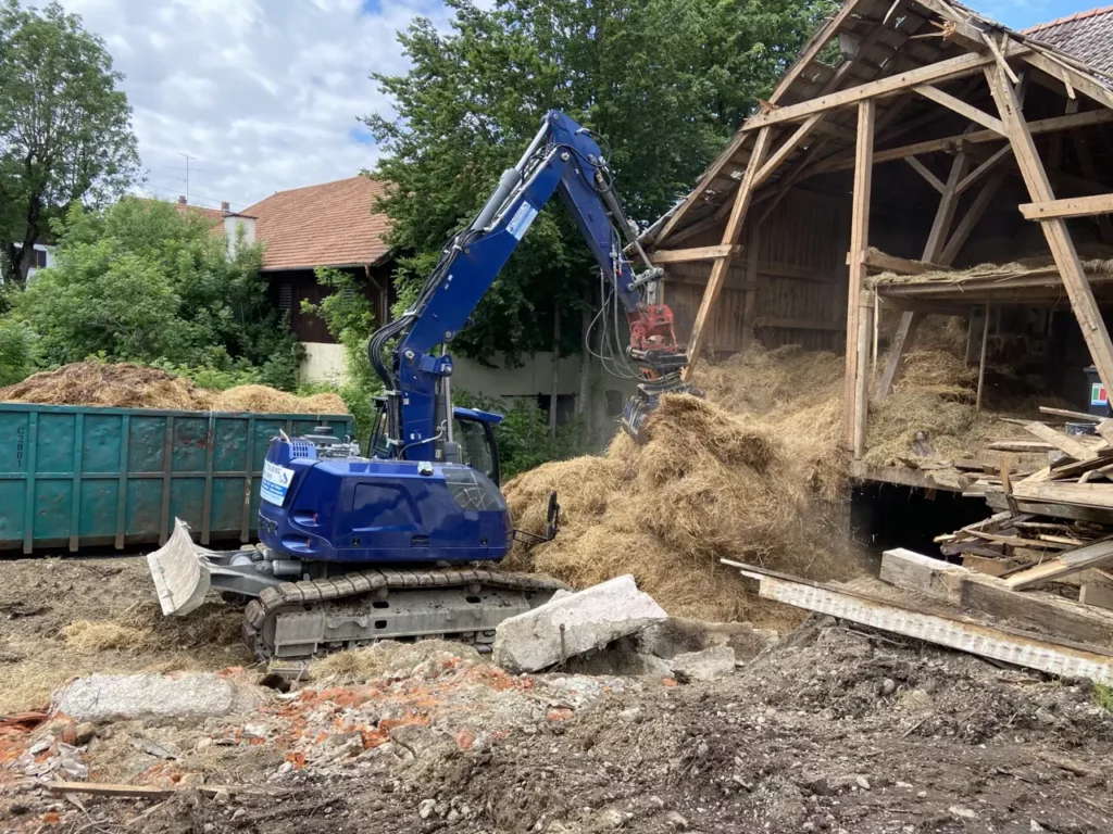 Abbrucharbeiten und Rückbau mit Bagger bei Landsberg am Lech