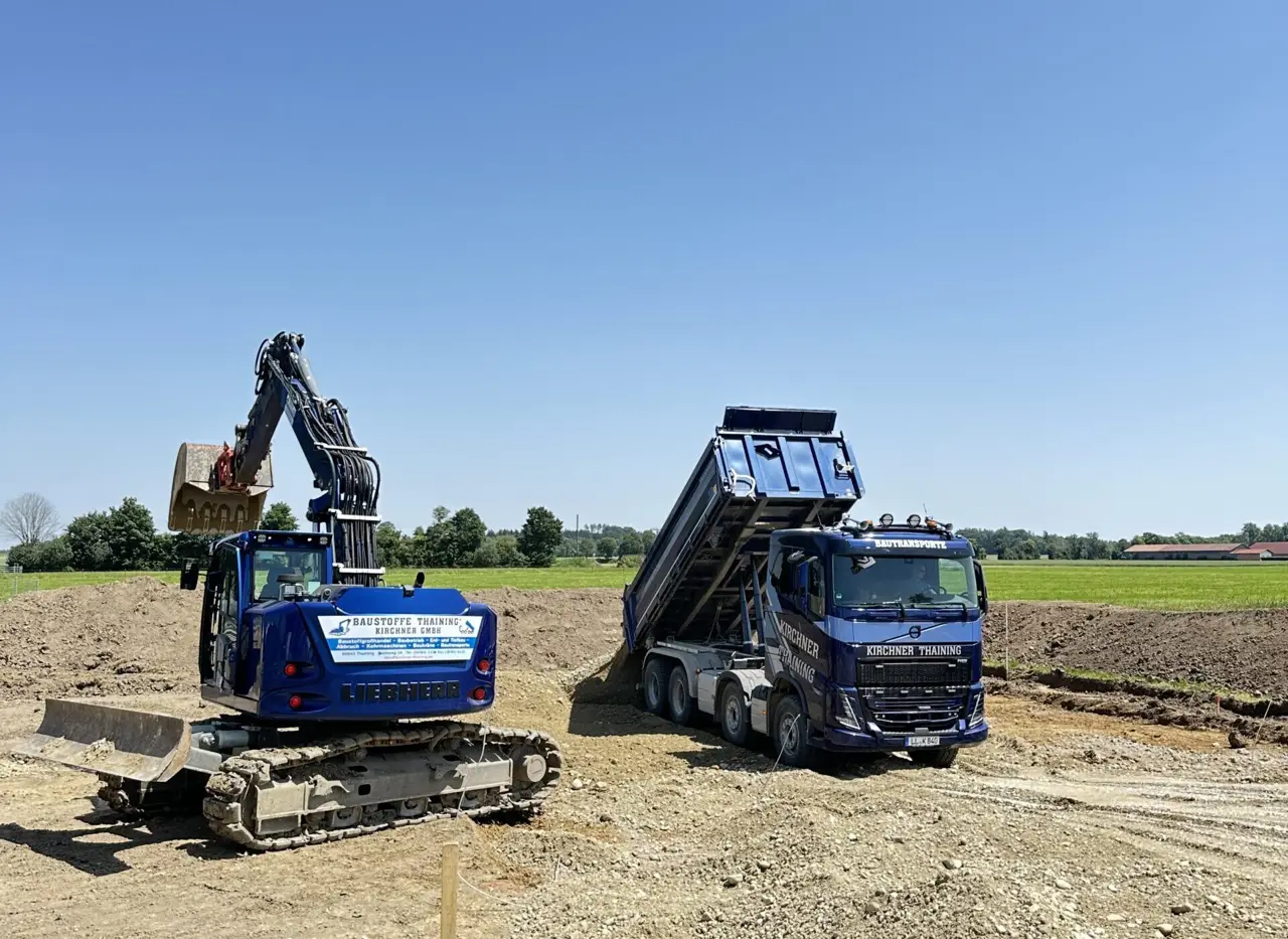 Erdarbeiten mit Bagger auf einer Baustelle bei Landsberg am Lech