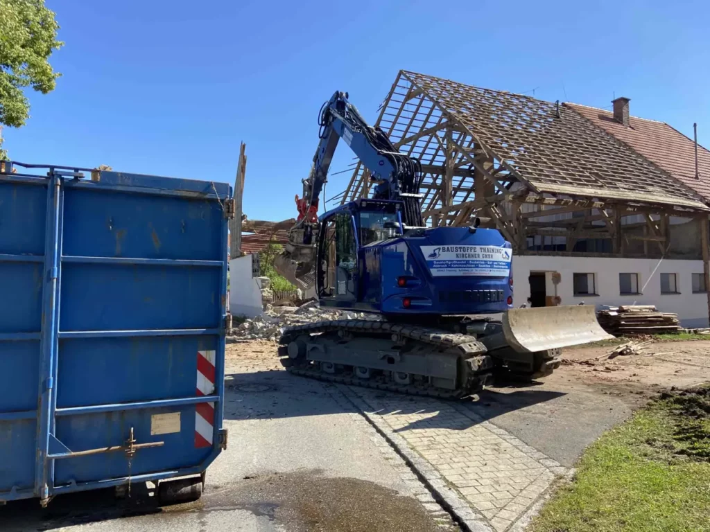 Abbrucharbeiten und Rückbau mit Bagger bei Landsberg am Lech