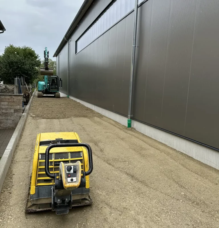 Erdarbeiten mit Bagger auf einer Baustelle bei Landsberg am Lech