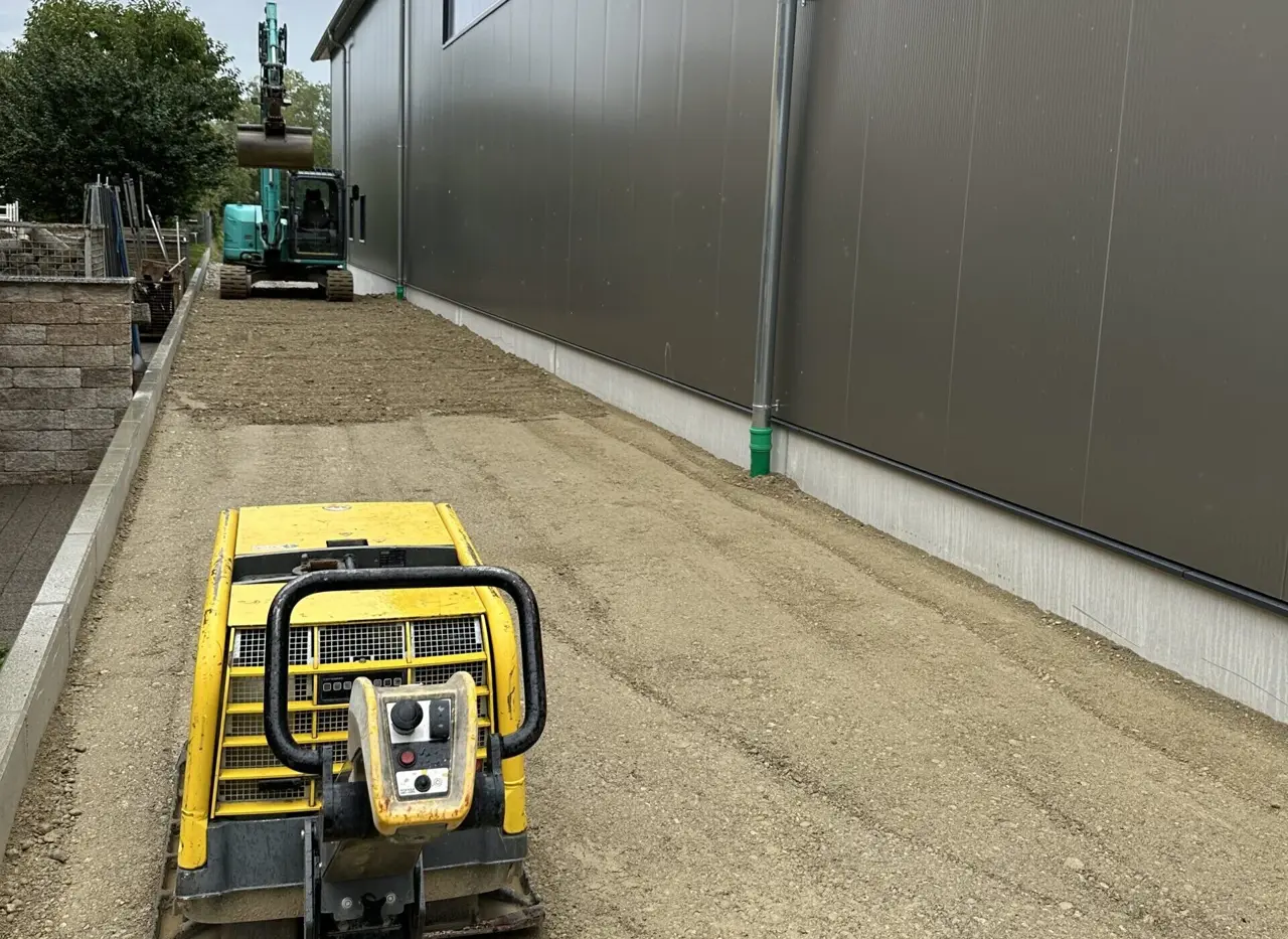 Erdarbeiten mit Bagger auf einer Baustelle bei Landsberg am Lech