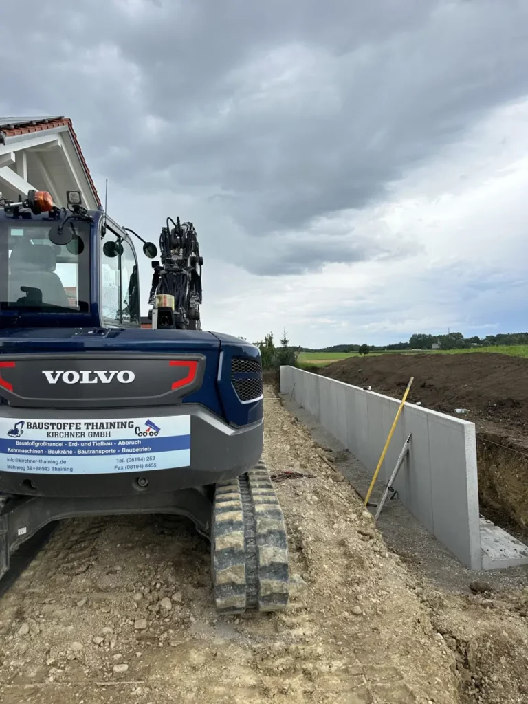 Erdarbeiten mit Bagger auf einer Baustelle bei Landsberg am Lech
