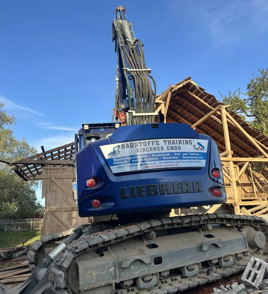 Abbrucharbeiten und Rückbau mit Bagger bei Landsberg am Lech