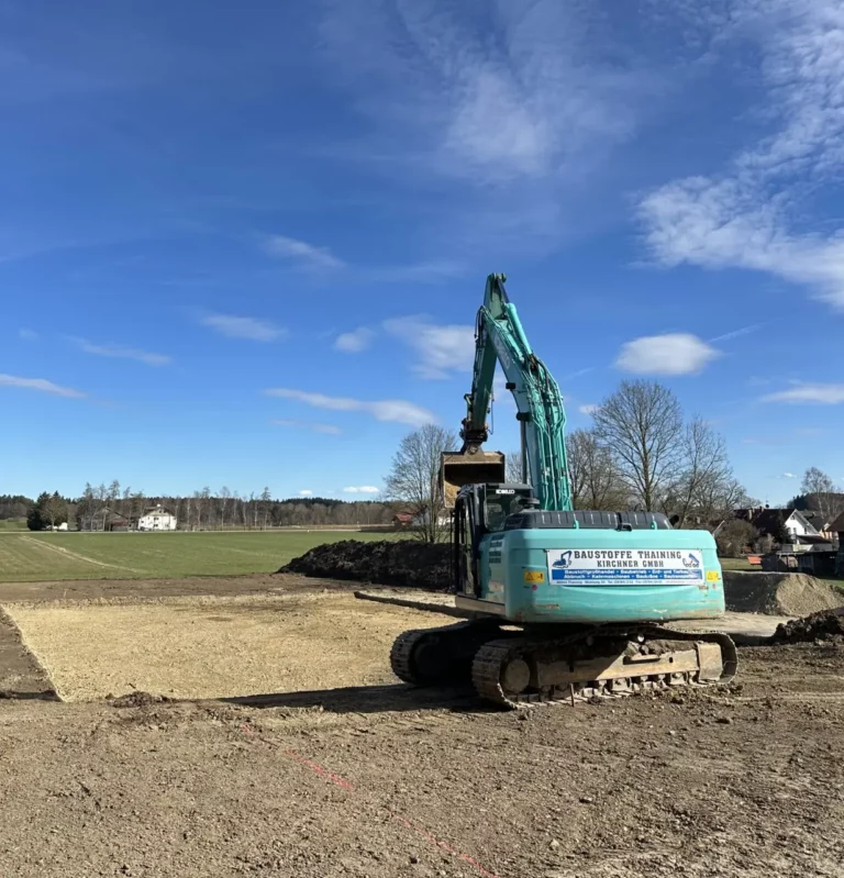 Erdarbeiten mit Bagger auf einer Baustelle bei Landsberg am Lech