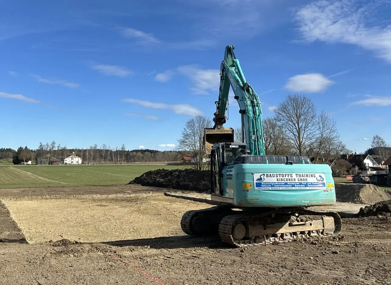 Erdarbeiten mit Bagger auf einer Baustelle bei Landsberg am Lech