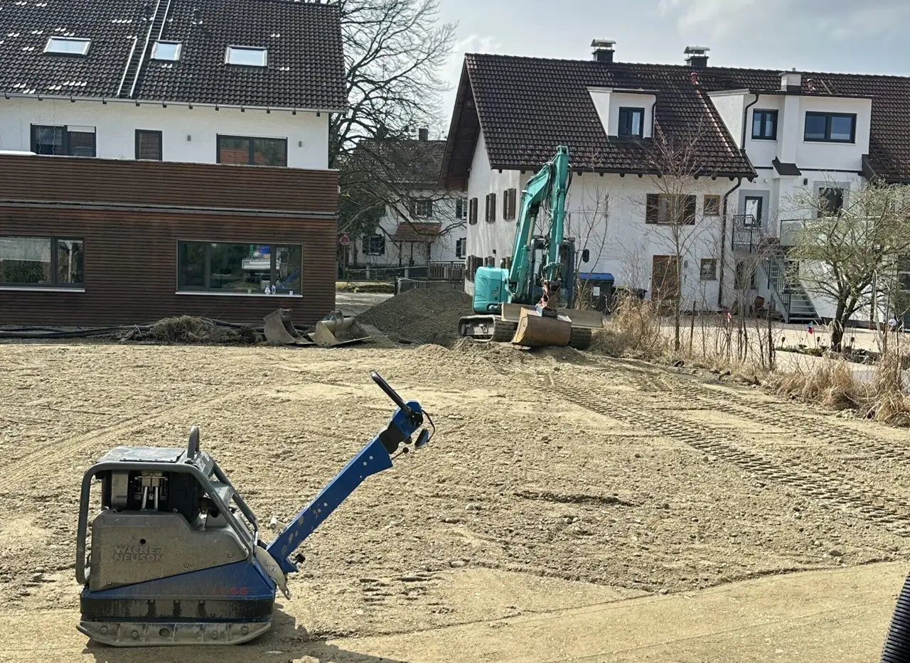 Erdarbeiten mit Bagger auf einer Baustelle bei Landsberg am Lech