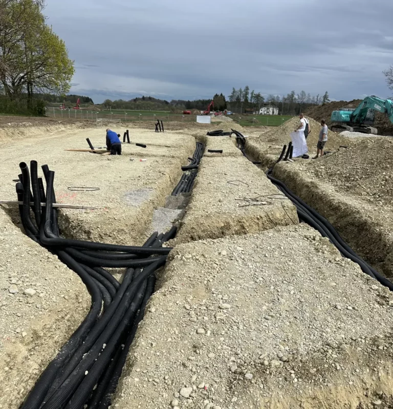 Erdarbeiten mit Bagger auf einer Baustelle bei Landsberg am Lech
