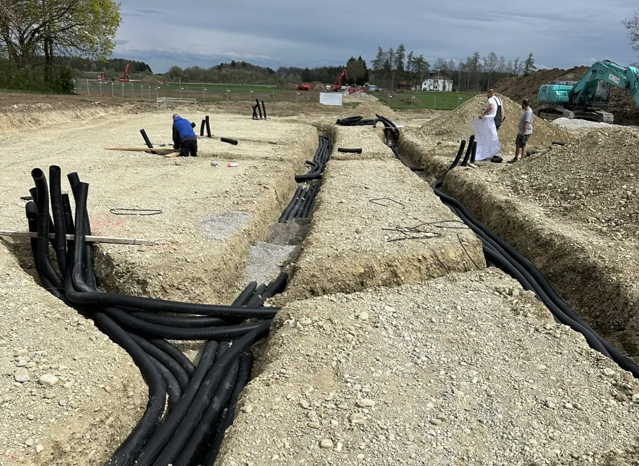 Erdarbeiten mit Bagger auf einer Baustelle bei Landsberg am Lech