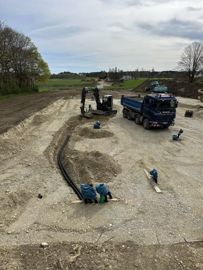 Erdarbeiten mit Bagger auf einer Baustelle bei Landsberg am Lech