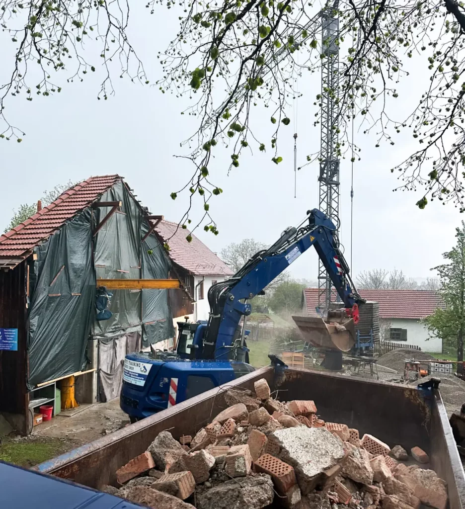 Abbrucharbeiten und Rückbau mit Bagger bei Landsberg am Lech