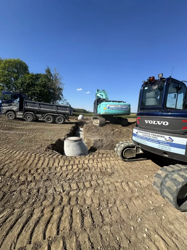 Erdarbeiten mit Bagger auf einer Baustelle bei Landsberg am Lech