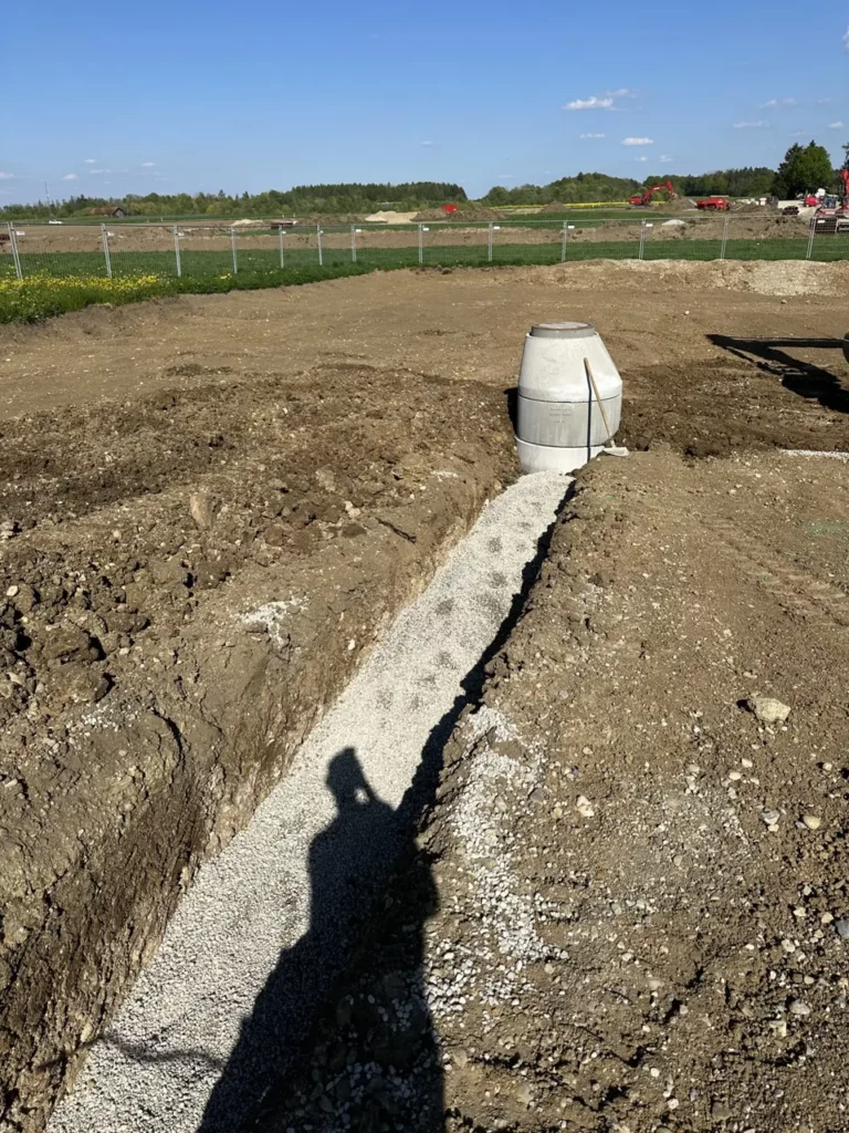 Erdarbeiten mit Bagger auf einer Baustelle bei Landsberg am Lech