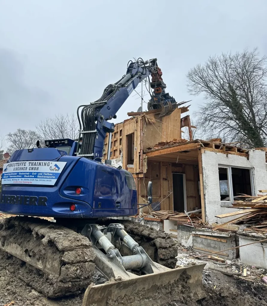 Abbrucharbeiten und Rückbau mit Bagger bei Landsberg am Lech