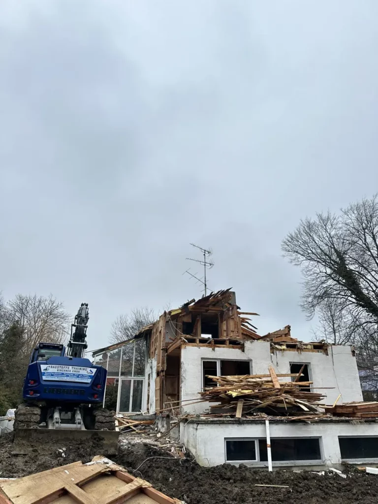 Abbrucharbeiten und Rückbau mit Bagger bei Landsberg am Lech