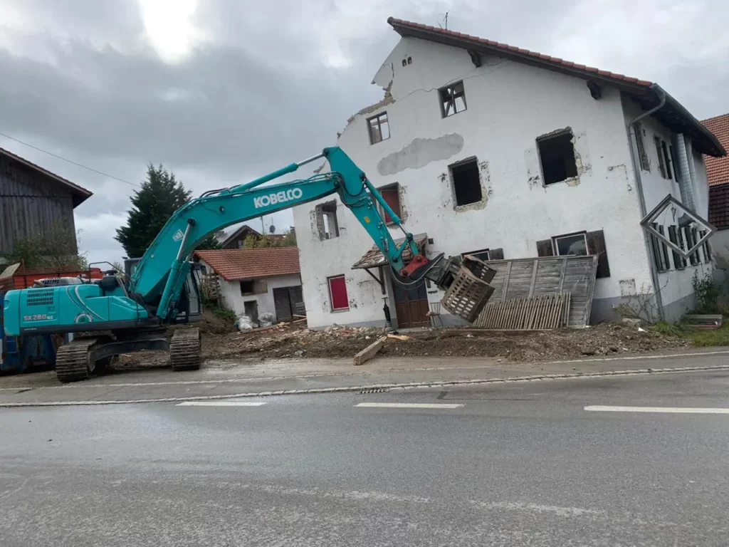 Abbrucharbeiten und Rückbau mit Bagger bei Landsberg am Lech