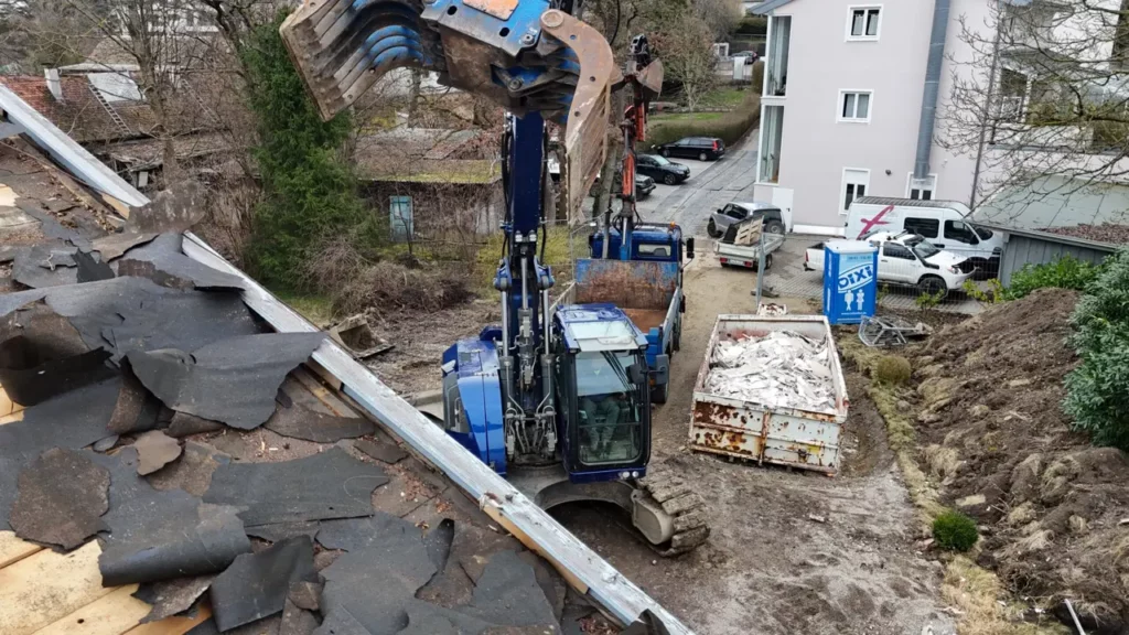 Abbrucharbeiten und Rückbau mit Bagger bei Landsberg am Lech