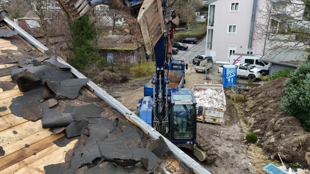 Abbrucharbeiten und Rückbau mit Bagger bei Landsberg am Lech