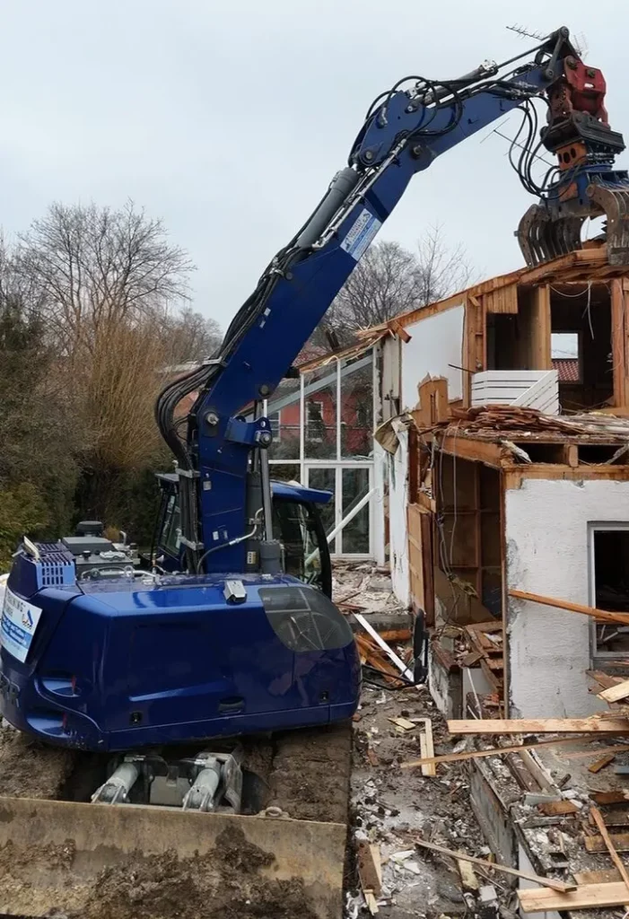Abbrucharbeiten und Rückbau mit Bagger bei Landsberg am Lech