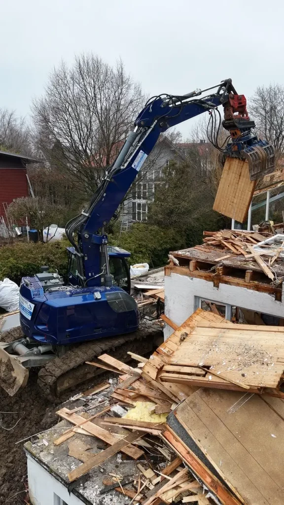 Abbrucharbeiten und Rückbau mit Bagger bei Landsberg am Lech