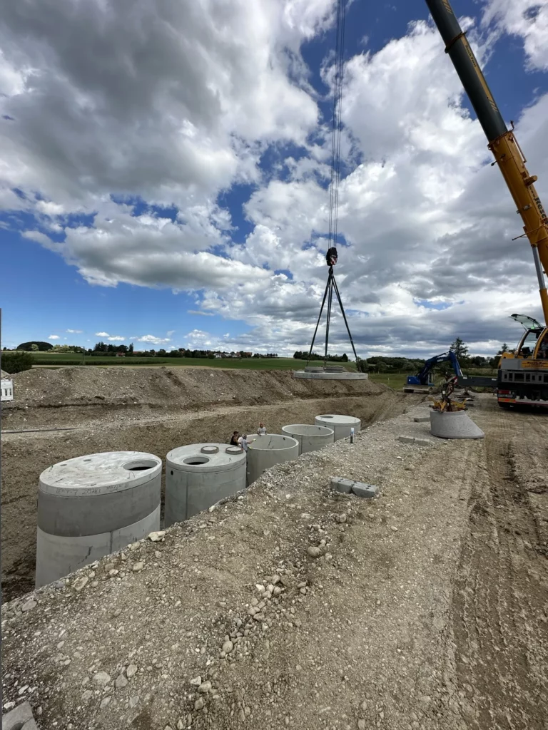 Betonschächte für die Entwässerung werden per Kran eingehoben