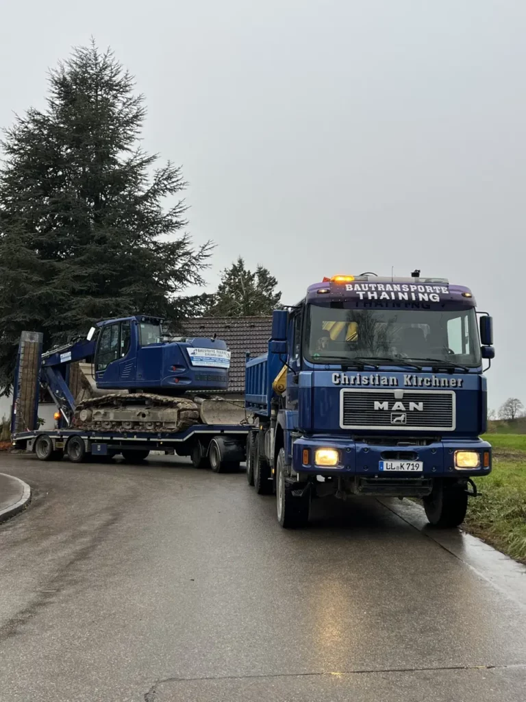 Bautransport mit Lkw und Tieflader im Raum Landsberg am Lech