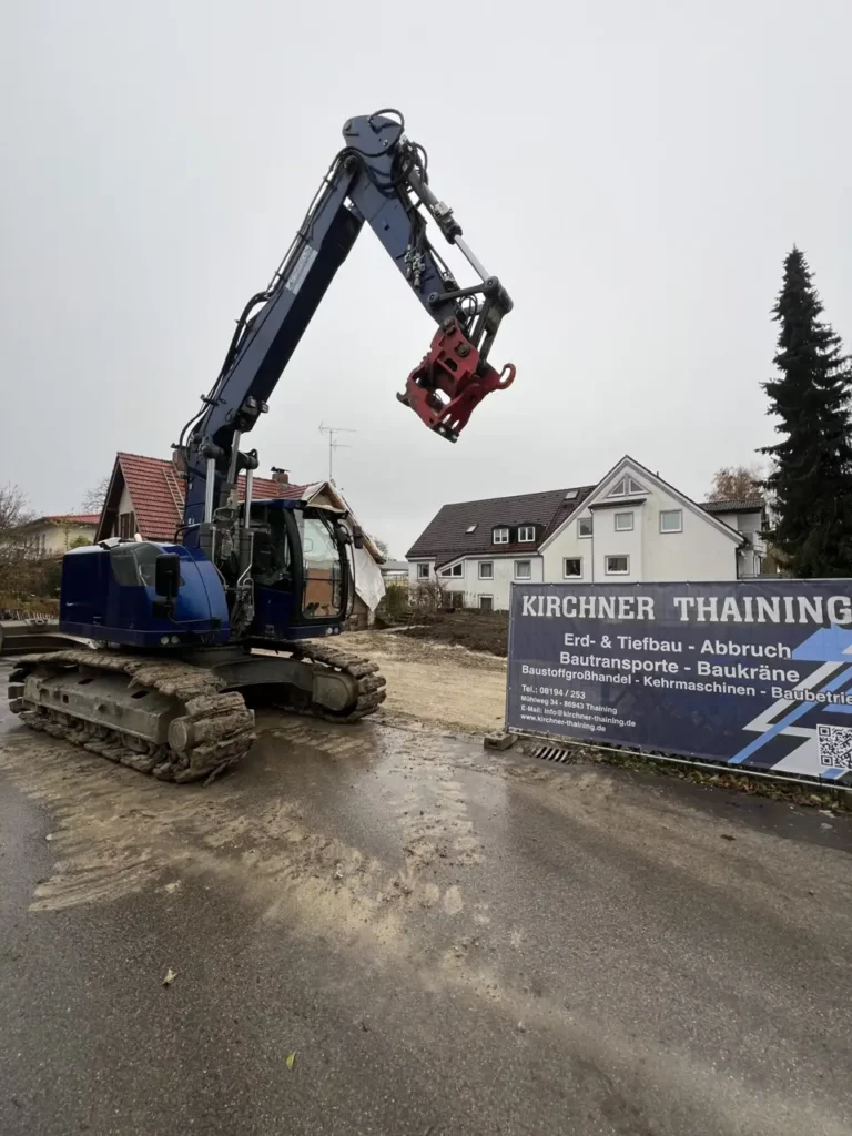 Abbrucharbeiten und Rückbau mit Bagger bei Landsberg am Lech