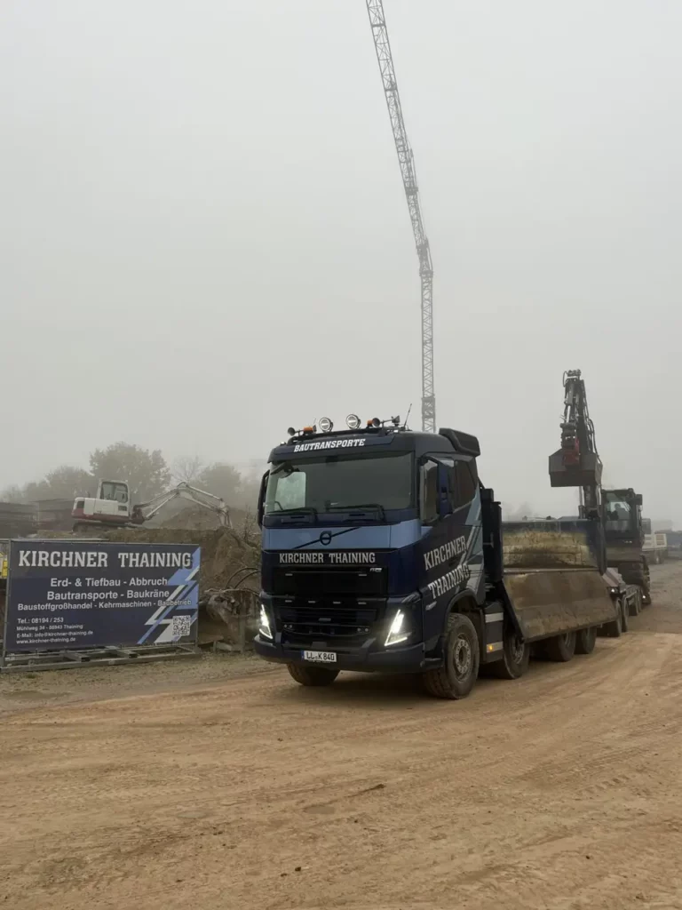 Bautransport mit Lkw und Tieflader im Raum Landsberg am Lech