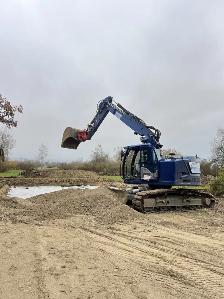 Erdarbeiten mit Bagger auf einer Baustelle bei Landsberg am Lech