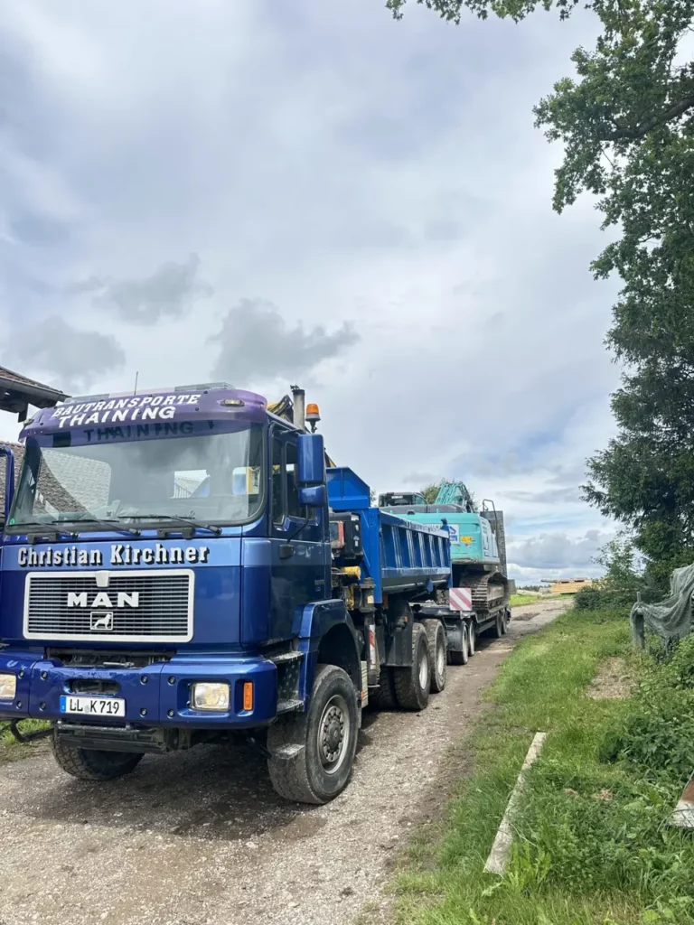 Bautransport mit Lkw und Tieflader im Raum Landsberg am Lech