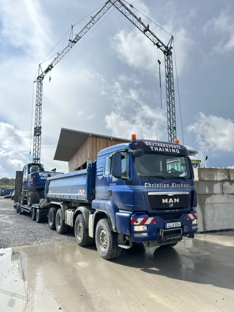 Baukran im Einsatz auf einer Baustelle bei Landsberg am Lech