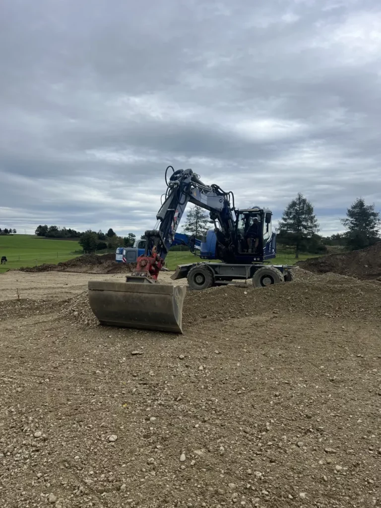 Erdarbeiten mit Bagger auf einer Baustelle bei Landsberg am Lech