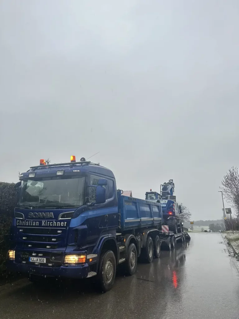 Bautransport mit Lkw und Tieflader im Raum Landsberg am Lech