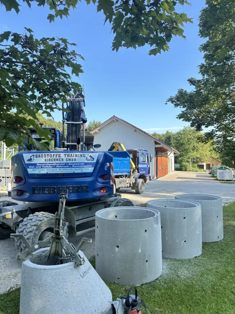 Erdarbeiten mit Bagger auf einer Baustelle bei Landsberg am Lech