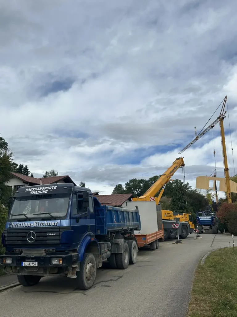 Bautransport mit Lkw und Tieflader im Raum Landsberg am Lech
