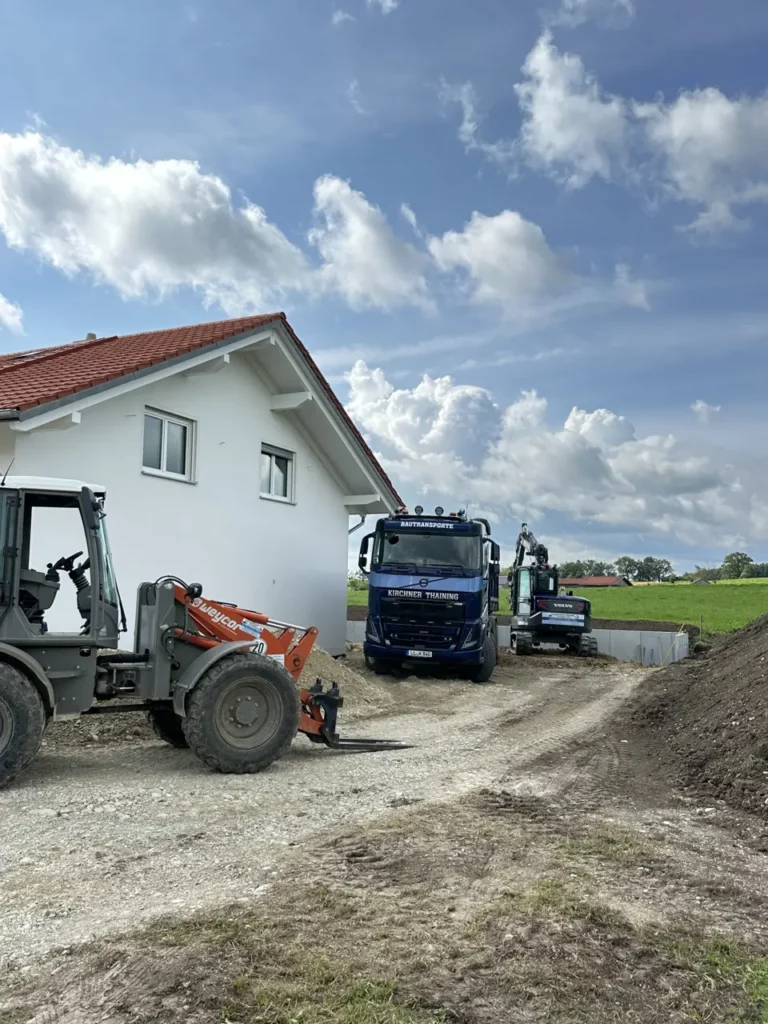 Erdarbeiten mit Bagger auf einer Baustelle bei Landsberg am Lech