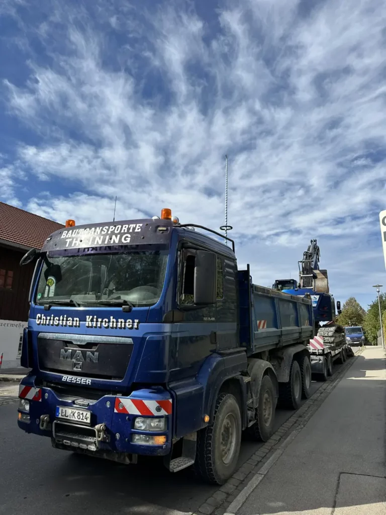 Bautransport mit Lkw und Tieflader im Raum Landsberg am Lech