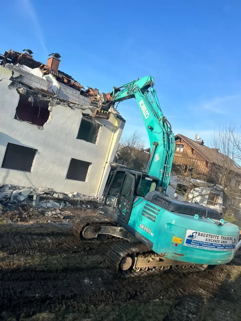 Abbrucharbeiten und Rückbau mit Bagger bei Landsberg am Lech