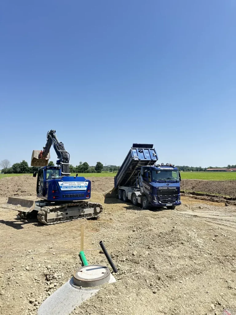 Erdarbeiten mit Bagger auf einer Baustelle bei Landsberg am Lech