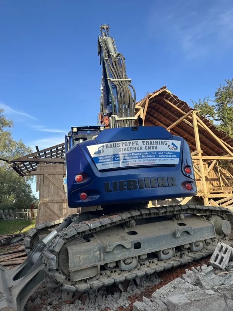 Abbrucharbeiten und Rückbau mit Bagger bei Landsberg am Lech