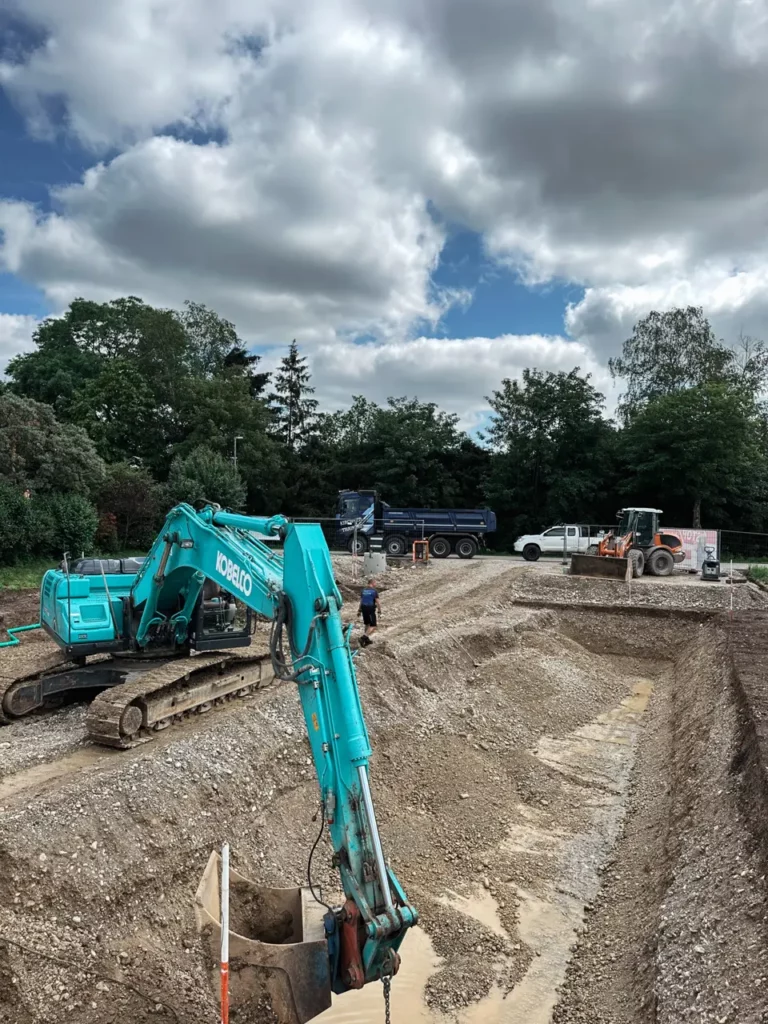 Erdarbeiten mit Bagger auf einer Baustelle bei Landsberg am Lech