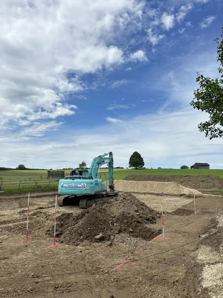 Erdarbeiten mit Bagger auf einer Baustelle bei Landsberg am Lech