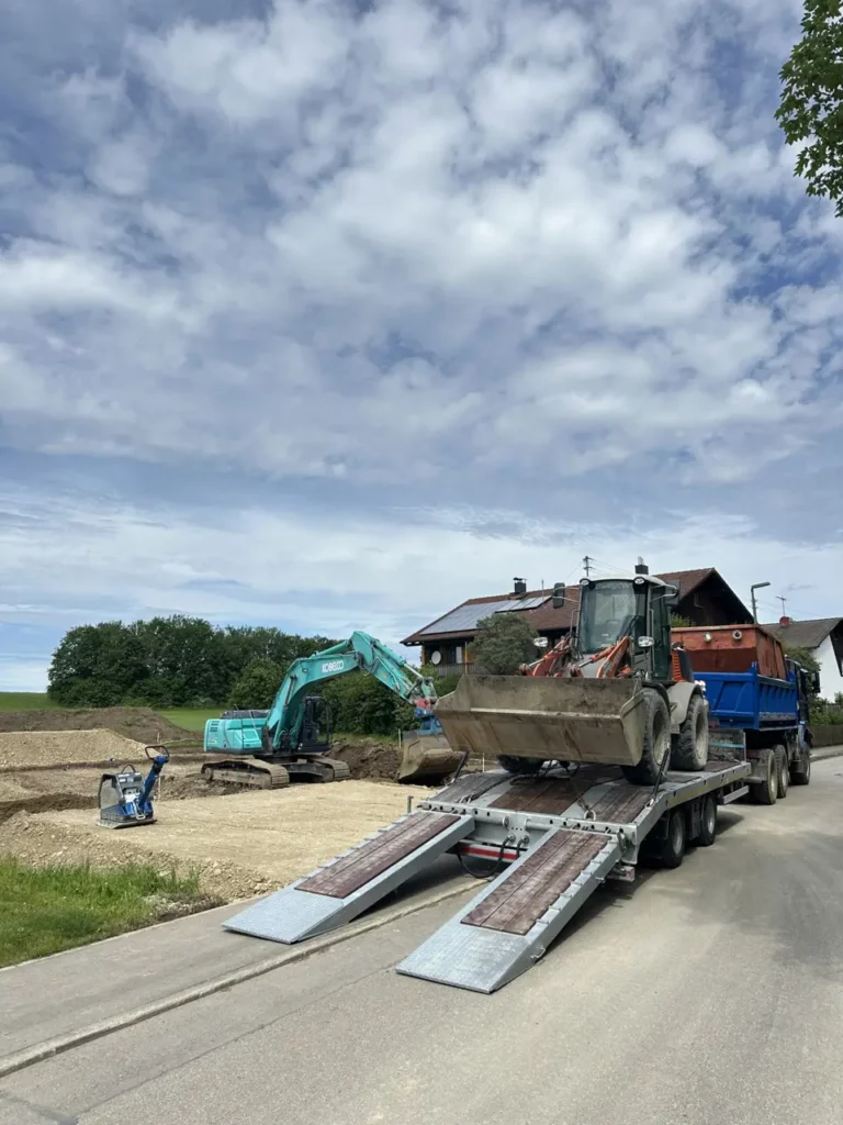 Erdarbeiten mit Bagger auf einer Baustelle bei Landsberg am Lech